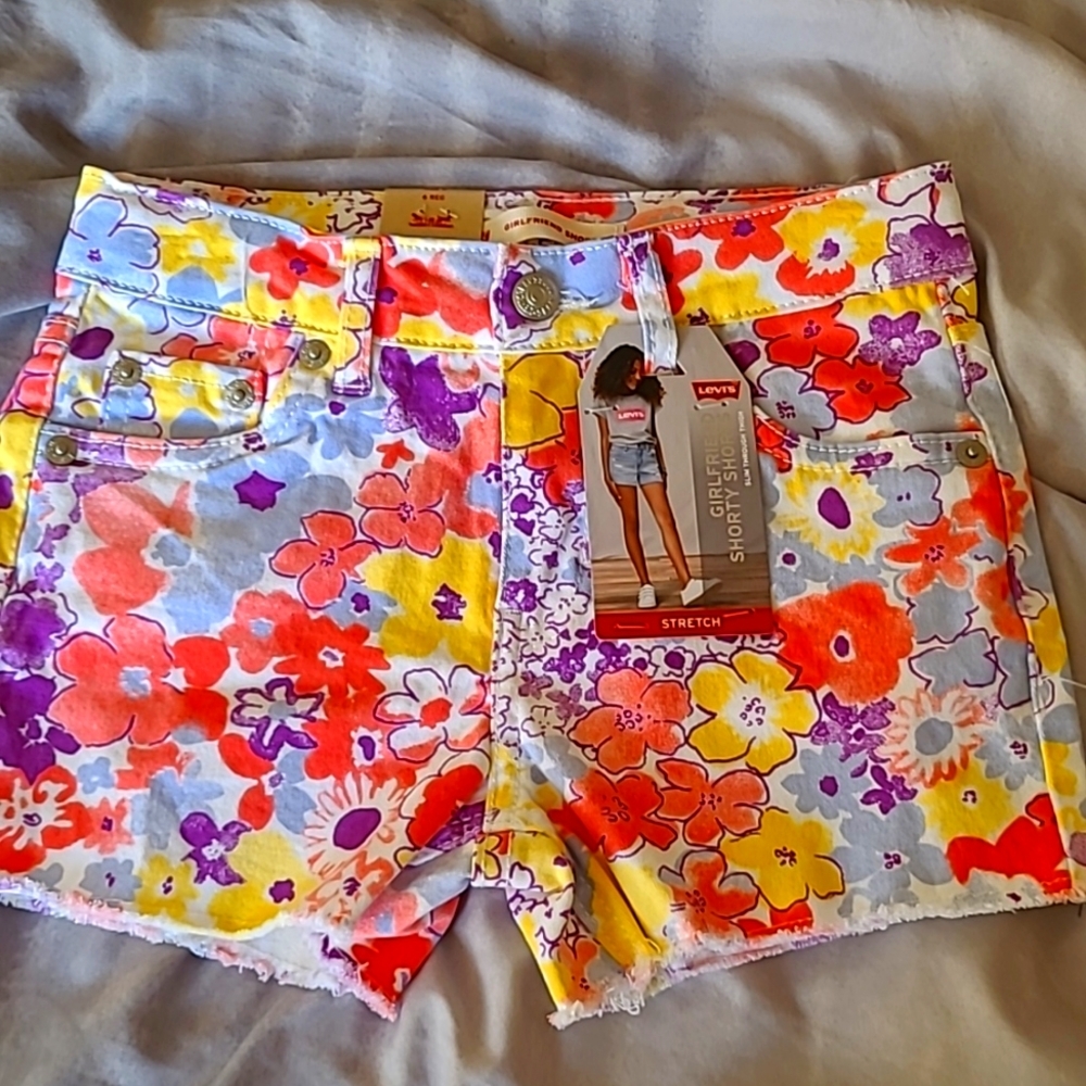 Levi Shorts, Floral print, Size 6 Regular.